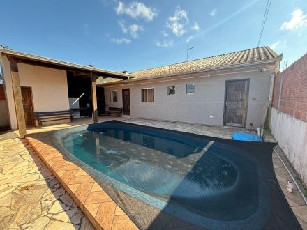 Ref 393 - Casa com Piscina a uma quadra do Mar